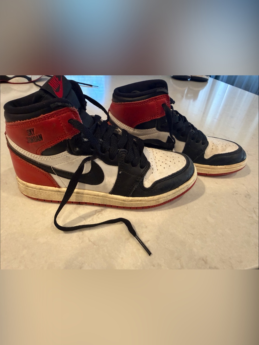 Used Nike Air Jordan 1 Retro High OG Black Toe size 1.5Y